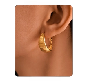 Détail d'une boucle d'oreille créole épaisse plaquée or 18 carats avec fini mat