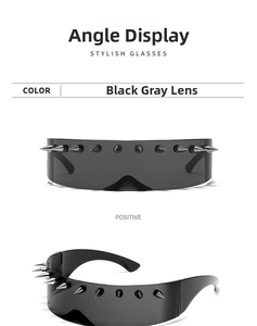 Detail der Cyberpunk-Sonnenbrille mit silbernen Nieten auf schwarzem Rahmen