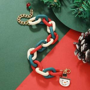 Détail du bracelet chaîne de Noël avec pendentif bonhomme de neige et maillons rouge vert