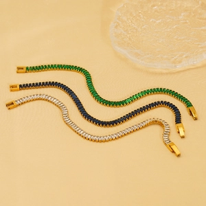Drei Reihen 18K vergoldete Edelstahlarmbänder mit Smaragd- und Saphir-Zirkonia-Steinen