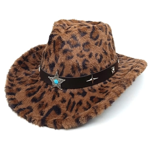 Détail du chapeau de cowboy en peluche léopard avec bande en cuir et emblème étoile turquoise