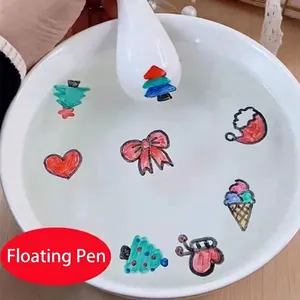 Feutres magiques pour enfants montrant des dessins colorés flottant sur l'eau