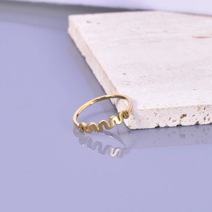 Bague vague minimaliste en acier titane doré pour femme avec un reflet net