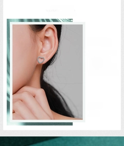 Gros plan de boucles d'oreilles en turquoise bleue portées par un mannequin en douceur