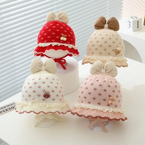 Baby Strickmützen mit Schleifen und Spitzenbesatz in vier Farben mit Kinnriemen