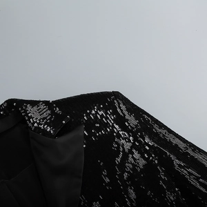 Gros plan du revers et de la texture pailletée d'une veste de blazer noire chic