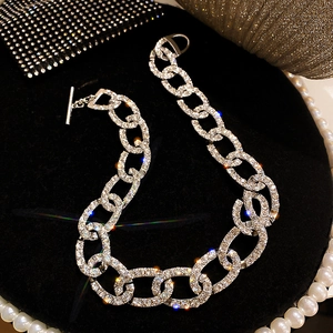 Collier chaîne à strass luxueux avec fermoir en T sur présentoir en velours noir