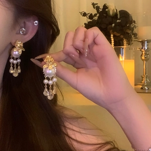 Boucles d'oreilles fleurs dorées vintage avec perles et pampilles gouttes d'eau chic