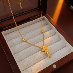 Dettaglio della collana con ciondolo a drago dorato in una scatola regalo in legno