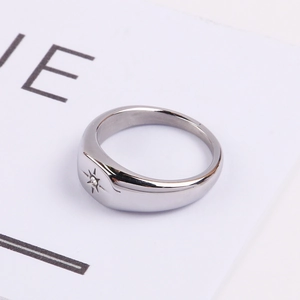 Détail d'une bague chevalière en acier argenté avec étoile et oxyde de zirconium