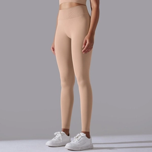 Detail der nahtlosen Strick-Yogahose mit hoher Taille und geripptem Bund in Beige