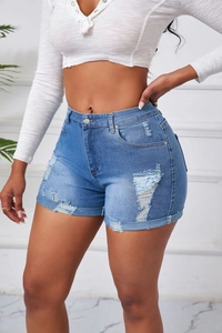 Detailaufnahme der High-Waist-Jeansshorts mit Rissen, Fransen und umgeschlagenem Saum