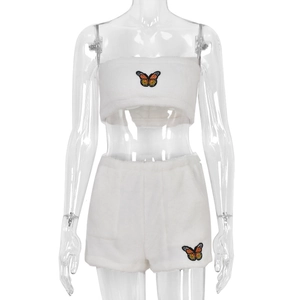 Détail de l'ensemble deux pièces en fausse fourrure blanche avec broderie papillon orange et noir