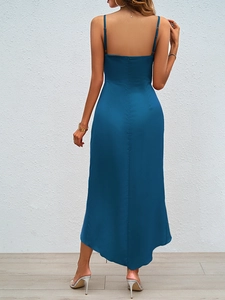 Détail de la robe en satin bleu paon montrant le dos nu et la fermeture éclair invisible