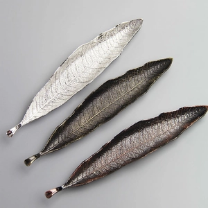 Porte-encens détaillés en forme de feuille en argent, bronze et cuivre avec nervures