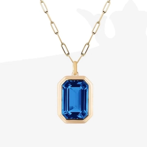 Collana a graffetta in acciaio dorato con ciondolo in zircone blu taglio smeraldo