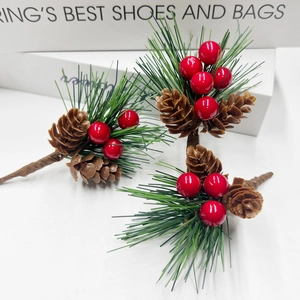 Aghi di pino natalizi con bacche rosse e pigne per decorazioni di scatole regalo