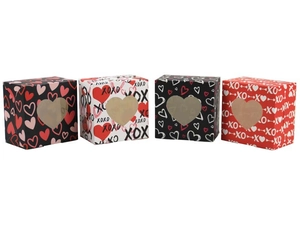 Détail de quatre boîtes cadeaux Saint-Valentin avec fenêtres en cœur et motifs XOXO