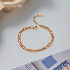 Détail du bracelet double chaîne en acier inoxydable doré 18K et zircons roses