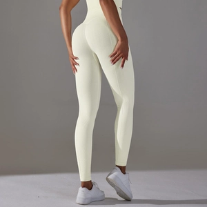 Detailed honeycomb texture and lifting back seams of high-waist cream yoga pants