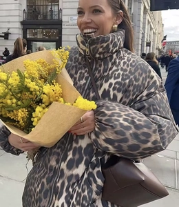 Detail der modischen Leopard-Steppjacke mit Stehkragen und elastischen Ärmelbündchen im Streetstyle