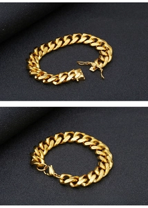 Detaillierte Nahaufnahme des Sicherheitsverschlusses an einem goldenen Panzerarmband