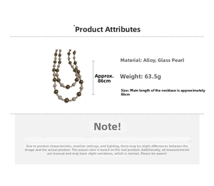 Détail des perles de verre champagne et bronze sur un collier géométrique de 86 cm