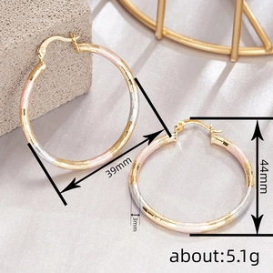 Driekleurige getextureerde creolen van goud zilver en roosgoud diameter 44mm voor dames