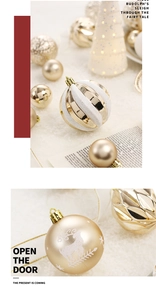 Gros plan de boules de Noël or et blanc avec rayures scintillantes et motifs de renne