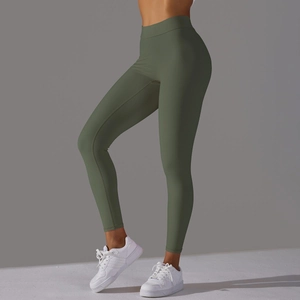 Vue détaillée du legging de yoga vert olive à taille haute, texture mate et coupe sans couture