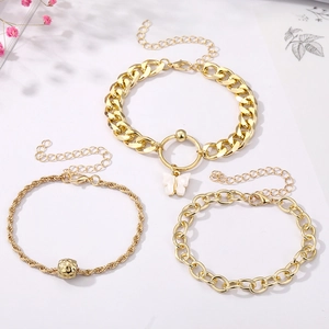 Dreiteiliges goldenes Armband-Set mit weißem Schmetterlingsanhänger und strukturierten Perlen