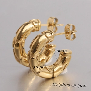Detailed view of 18K gold C-shaped earrings with 20mm diameter and embossed snake skin texture
