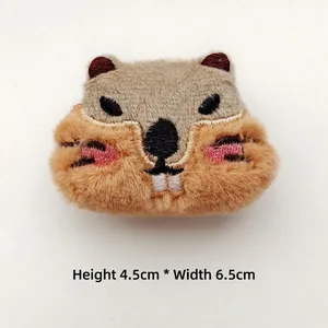 Dettaglio della spilla in peluche marmotta con ricami, dimensioni 4,5 cm per 6,5 cm