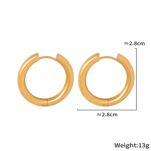 Detailed view of 2.8cm golden hoop earrings in polished stainless steel with dimensions
