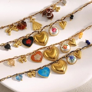 Ensemble de bracelets faits main plaqués or 18 carats avec breloques cœur et fleur