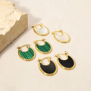 Boucles d'oreilles U dorées avec malachite, nacre blanche et onyx noir, vue à 45 degrés
