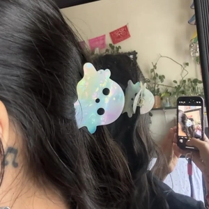 Pince à cheveux fantôme avec finition holographique montrée sur une coiffure