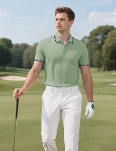 Détail du polo vert herbe avec rayures bleu marine sur fond de terrain de golf
