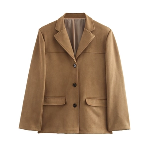 Vue détaillée à plat d'un blazer en daim marron avec revers crantés et trois boutons