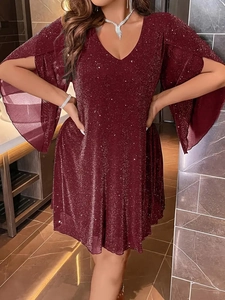 Dettaglio elegante vestito di paillettes bordeaux con scollo a V e maniche a farfalla spaccate