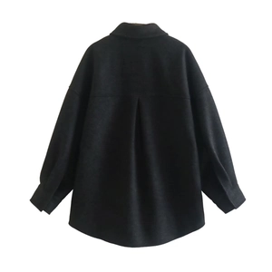 Détail de l'arrière d'une veste en laine noire avec coutures tombantes et ourlet arrondi