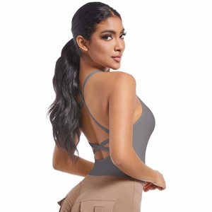 Détail de la brassière de yoga dos croisé et legging kaki avec poches cargo latérales