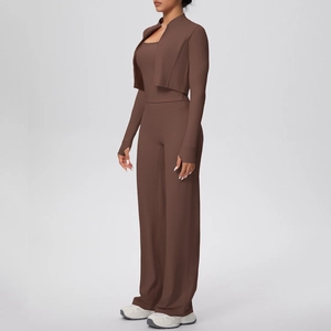 Détail latéral des poignets passe-pouce sur la veste de yoga marron foncé