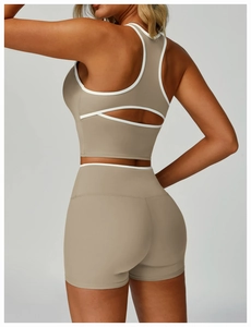 Détail du haut de sport dos nu à découpes contrastées et short de yoga sans coutures