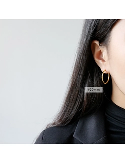 Detail view of 20mm minimalist gold hoop earrings in S925 sterling silver on model
