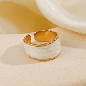 Anello dorato ondulato con finitura in smalto marmorizzato bianco e fascia aperta