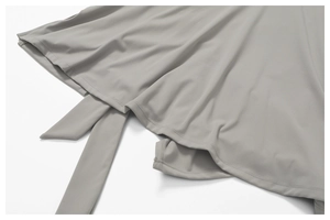 Détails du tissu gris de la robe de sport avec ceinture à nouer et coutures précises