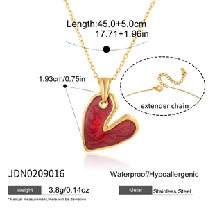 Dettaglio collana cuore in smalto rosso con dimensioni e catena in acciaio placcato oro
