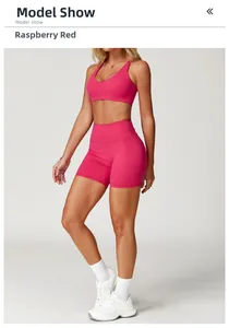 Dettaglio del set yoga rosso lampone con pantaloncini a vita alta e reggiseno