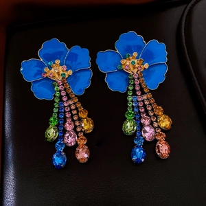 Dettaglio orecchini a fiore blu con nappe di strass multicolore e perni in argento 925